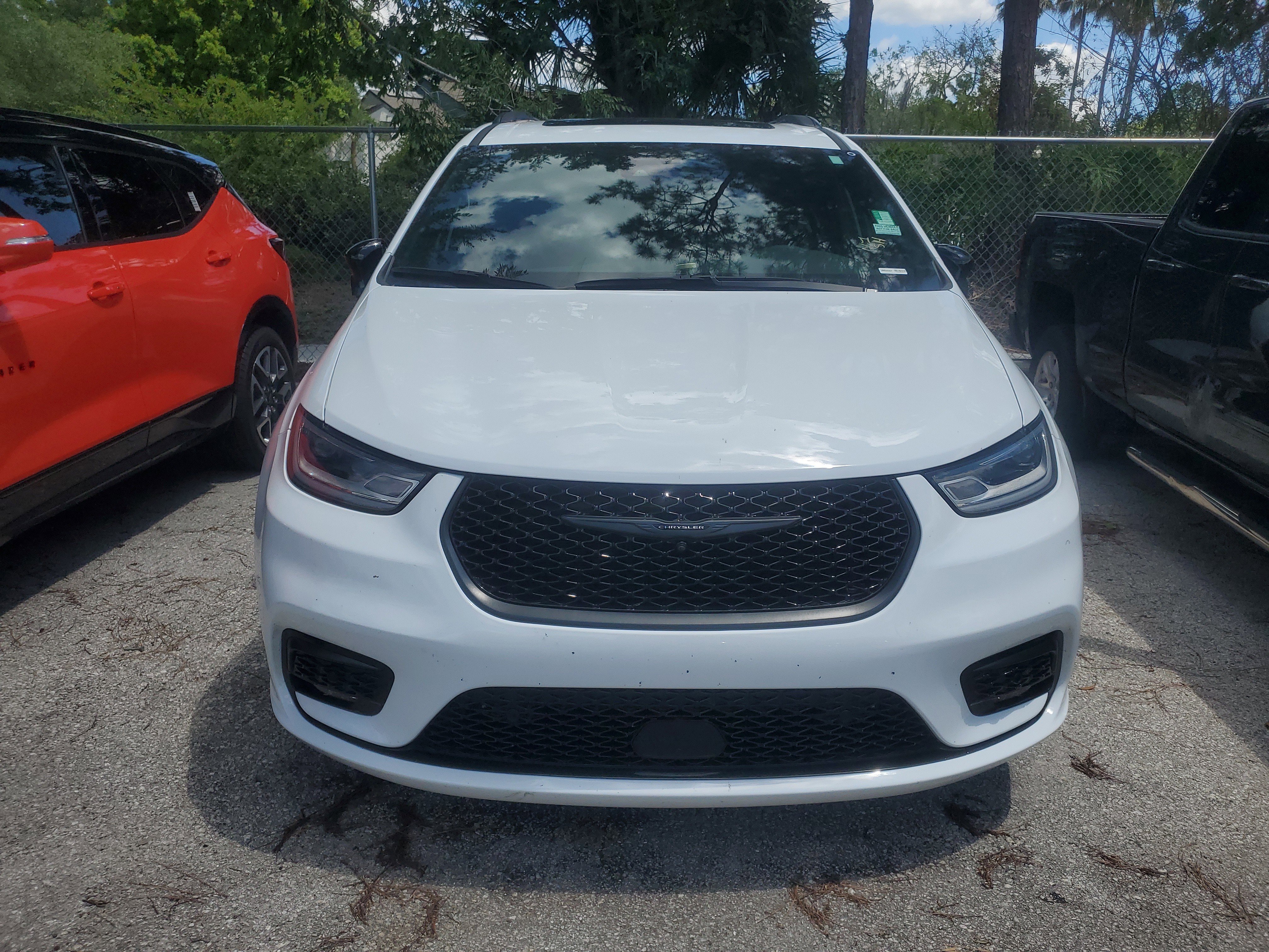 Used 2025 Chrysler Pacifica Premium FWD image 2