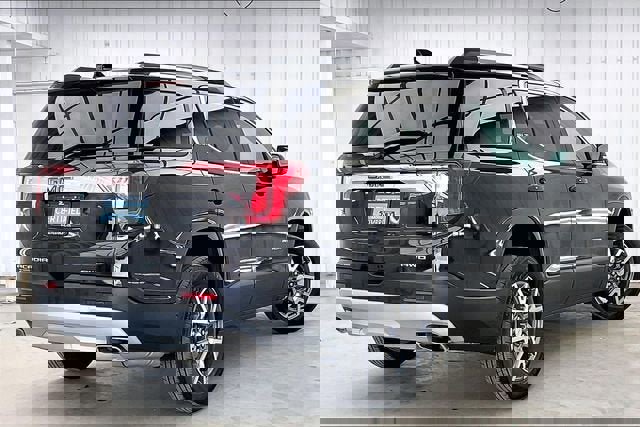 Certified 2023 GMC Acadia SLT w/ Technology Package image 12