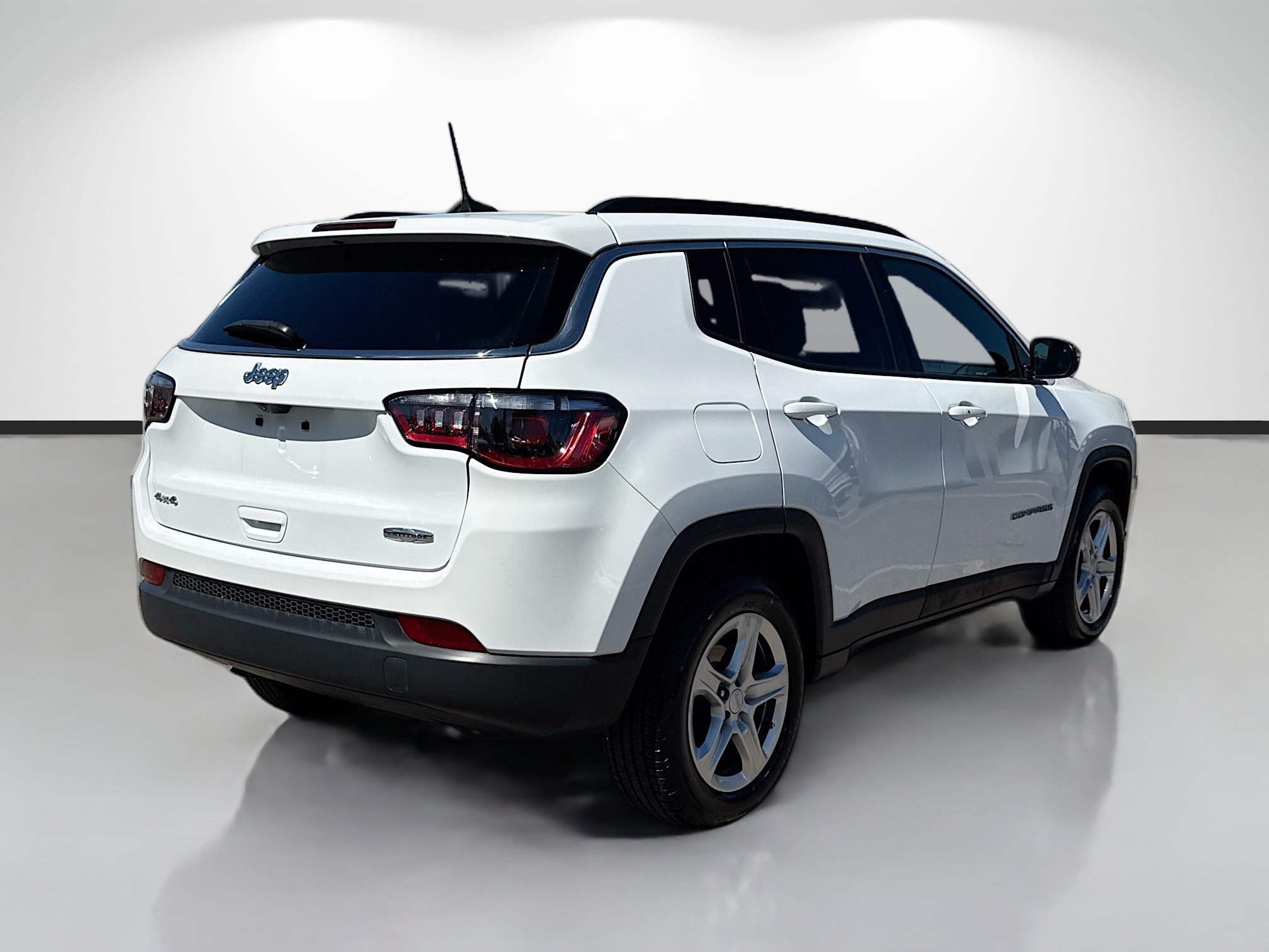 Used 2023 Jeep Compass Latitude AWD/4WD image 3