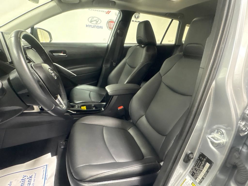Used 2024 Toyota Corolla Cross XLE w/ Convenience Package AWD/4WD image 23