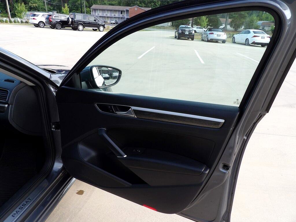 Used 2017 Volkswagen Passat 1.8T SEL Premium image 27