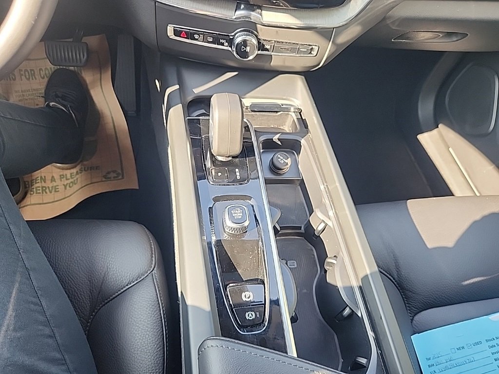 Certified 2025 Volvo XC60 B5 Plus image 29