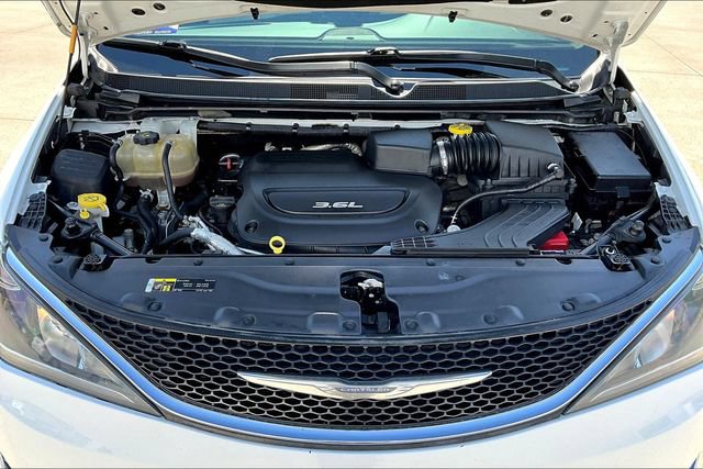 Used 2018 Chrysler Pacifica Touring-L FWD image 27