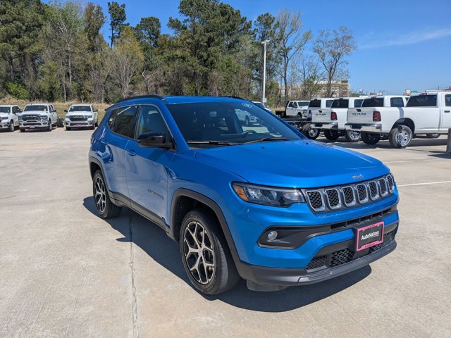 Used 2024 Jeep Compass Latitude image 3