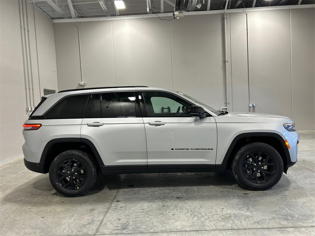 New 2026 Jeep Grand Cherokee Laredo image 5
