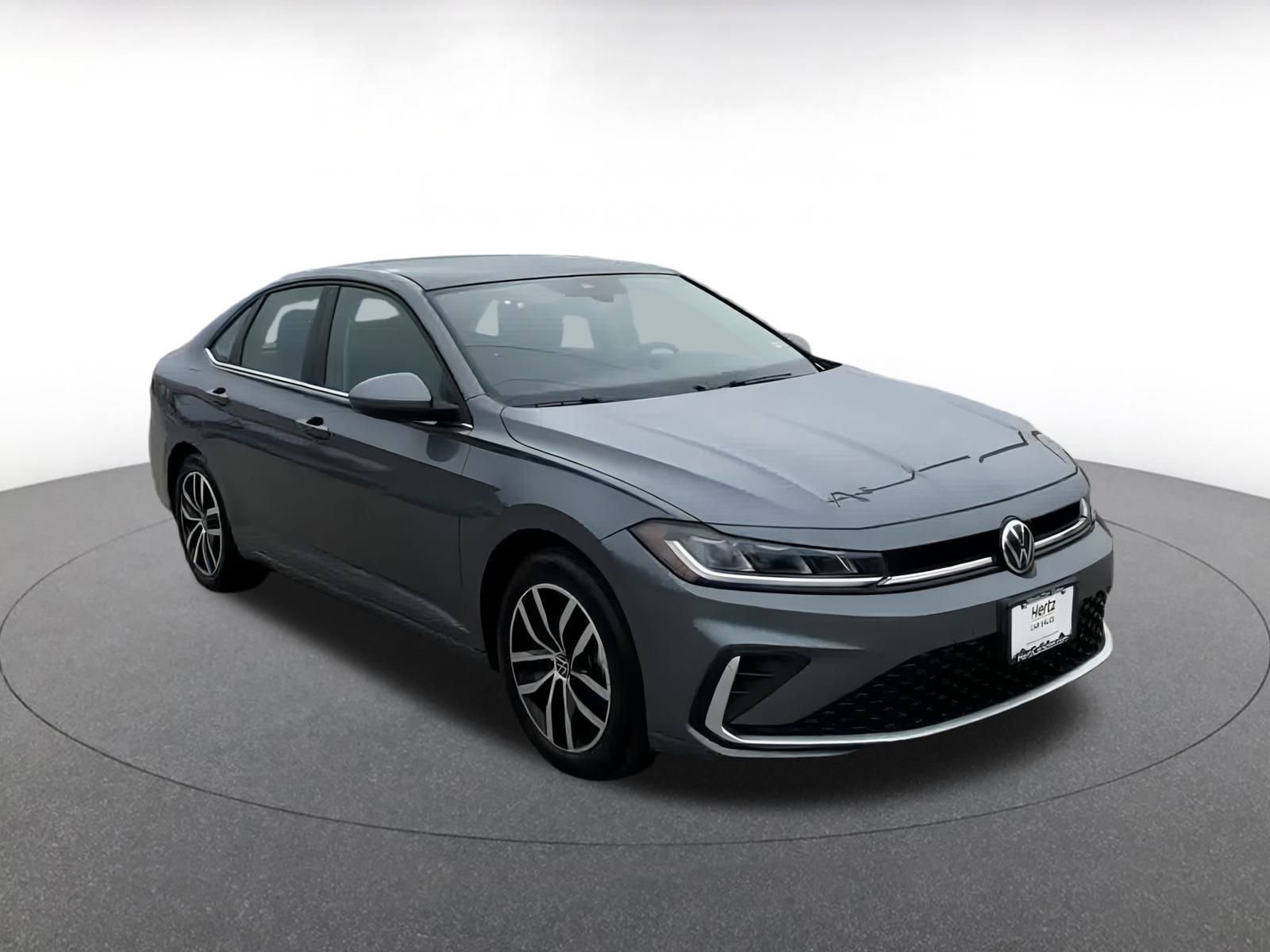 Used 2025 Volkswagen Jetta SE image 3