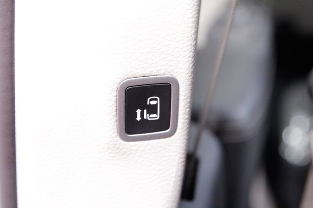 Used 2024 Chrysler Pacifica Touring-L image 21