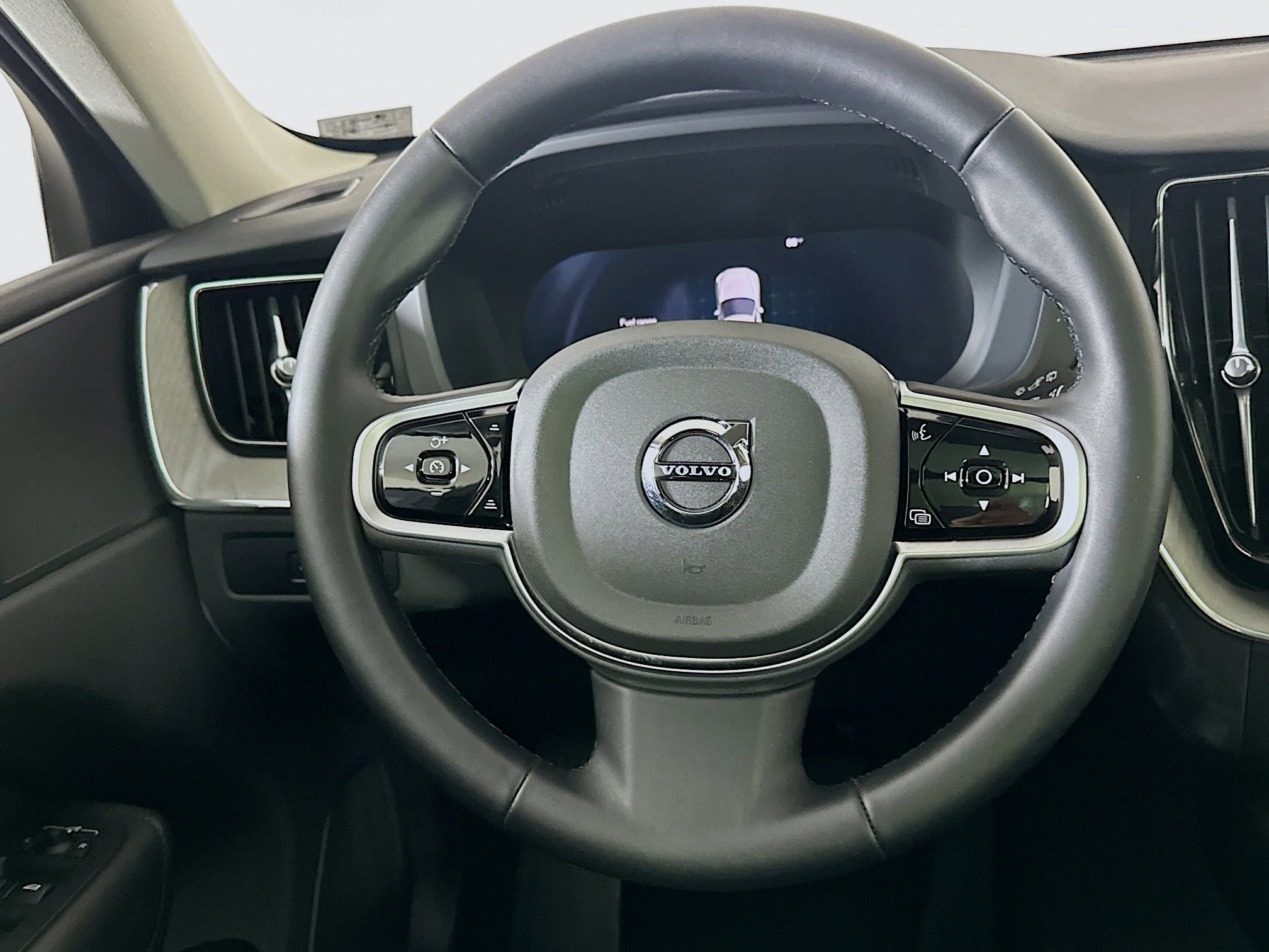 Used 2025 Volvo XC60 B5 Plus w/ Climate Package image 18