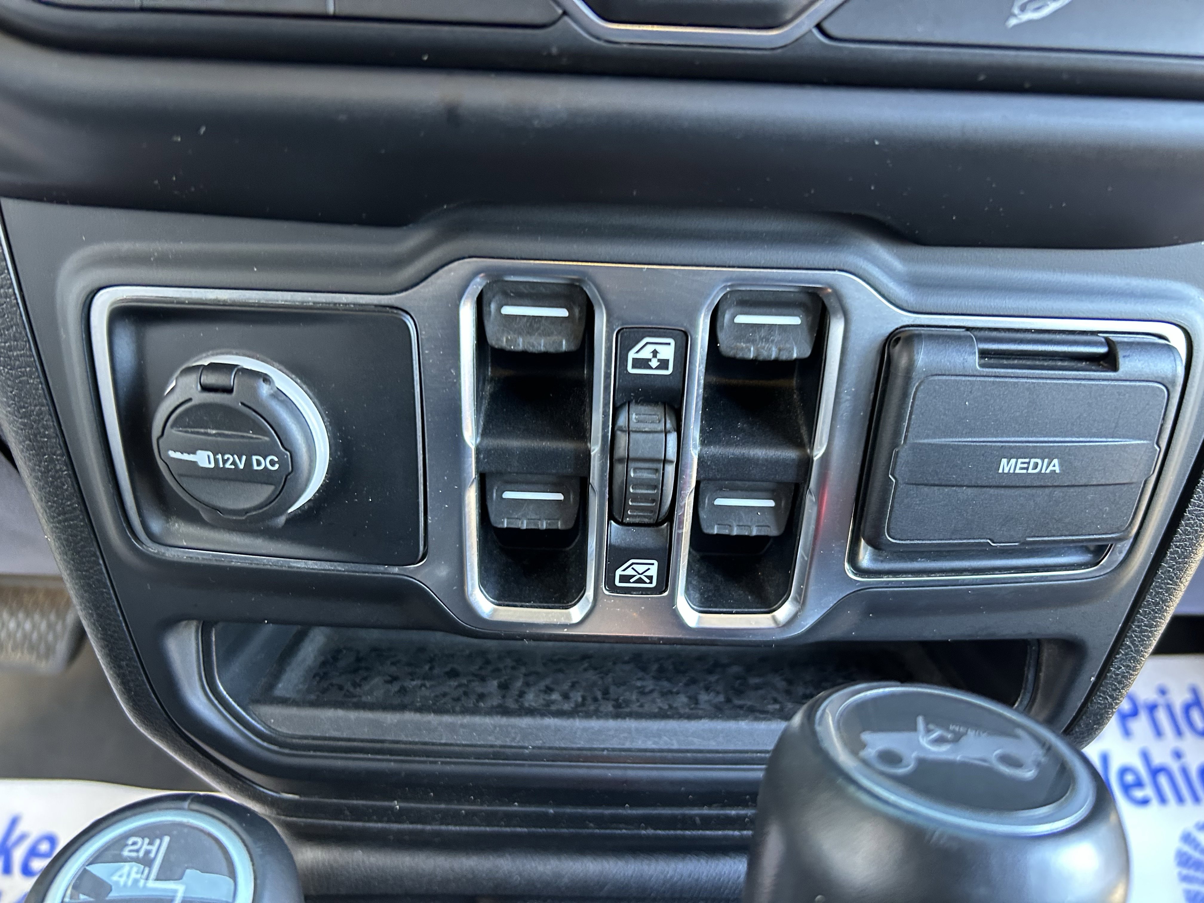 Used 2019 Jeep Wrangler Unlimited Sahara w/ Uconnect 4C Nav & Sound Group image 28