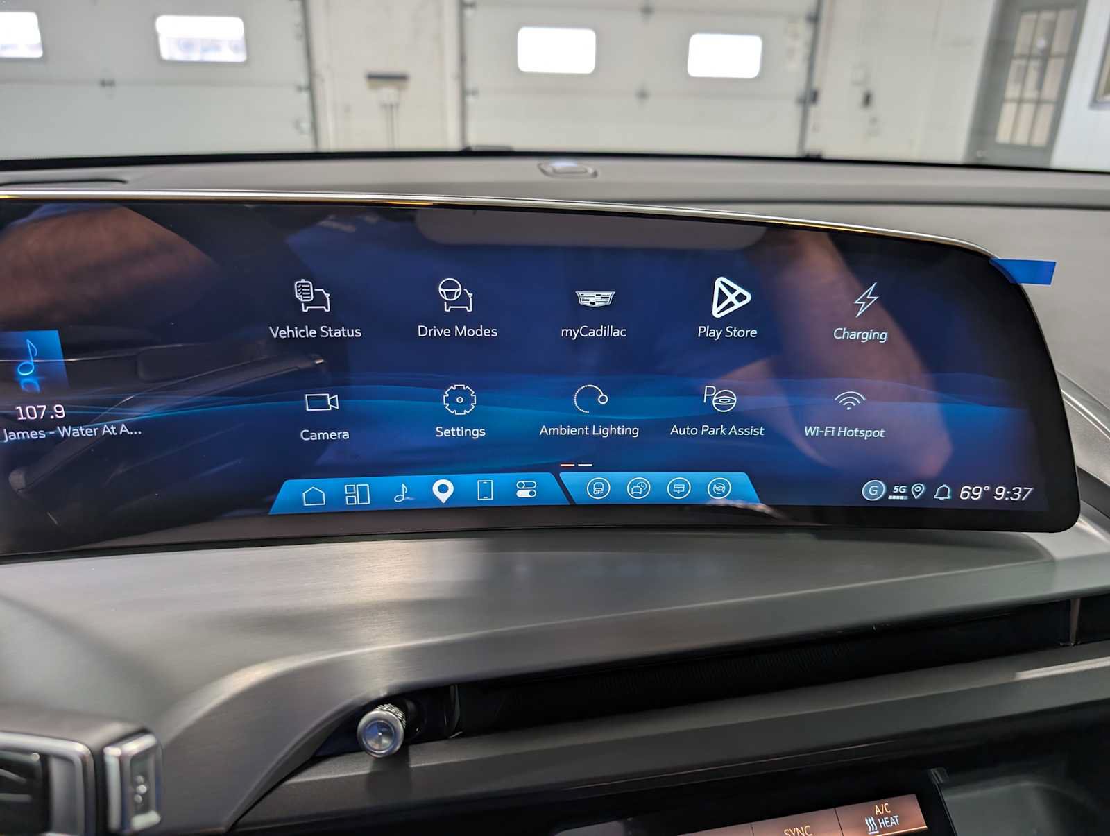New 2027 Cadillac Vistiq Luxury w/ LPO, Floor Liner Package AWD/4WD image 22