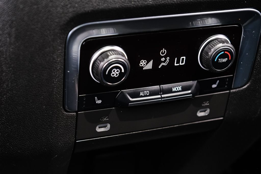 Used 2022 Chevrolet Suburban RST w/ Luxury Package RWD image 40