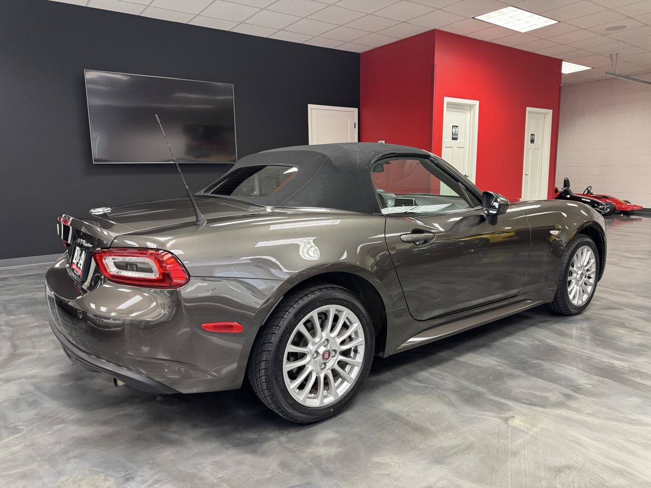Used 2017 FIAT 124 Spider Classica RWD image 25