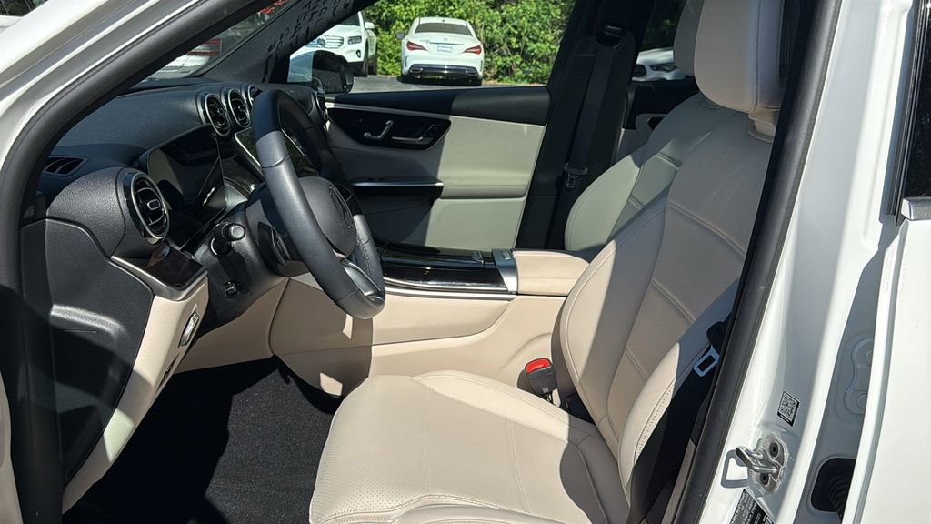 Used 2025 Mercedes-Benz GLC 300 4MATIC image 21