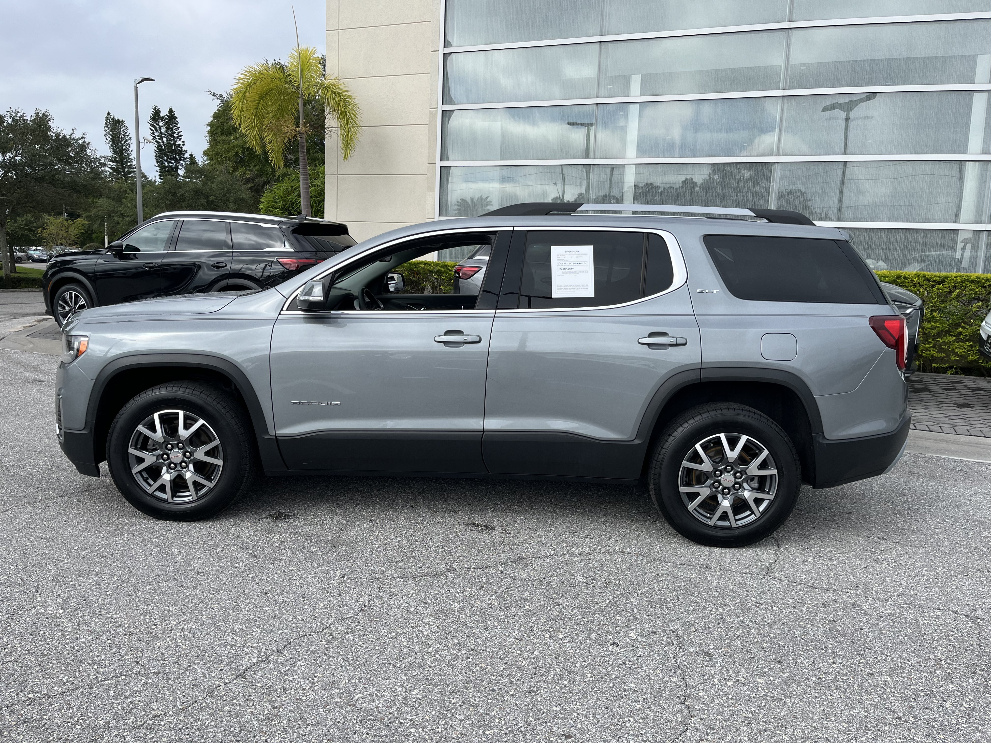 Used 2023 GMC Acadia SLT FWD image 5