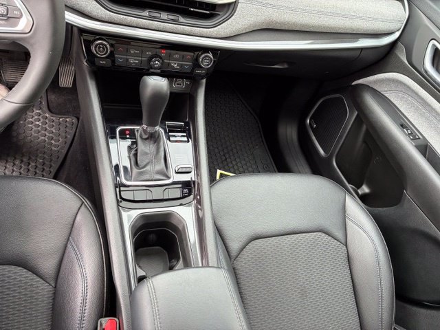 Used 2025 Jeep Compass Latitude w/ Sun & Sound Group AWD/4WD image 30