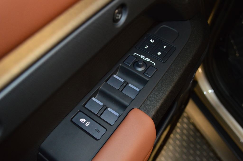 Certified 2025 Land Rover Defender 110 AWD/4WD image 18