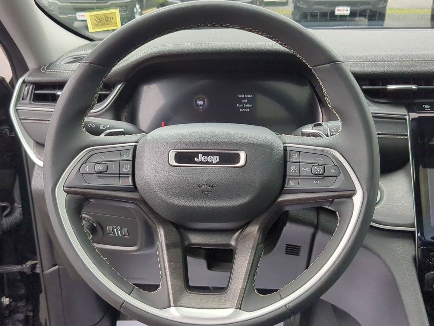 Used 2023 Jeep Grand Cherokee Limited AWD/4WD image 11