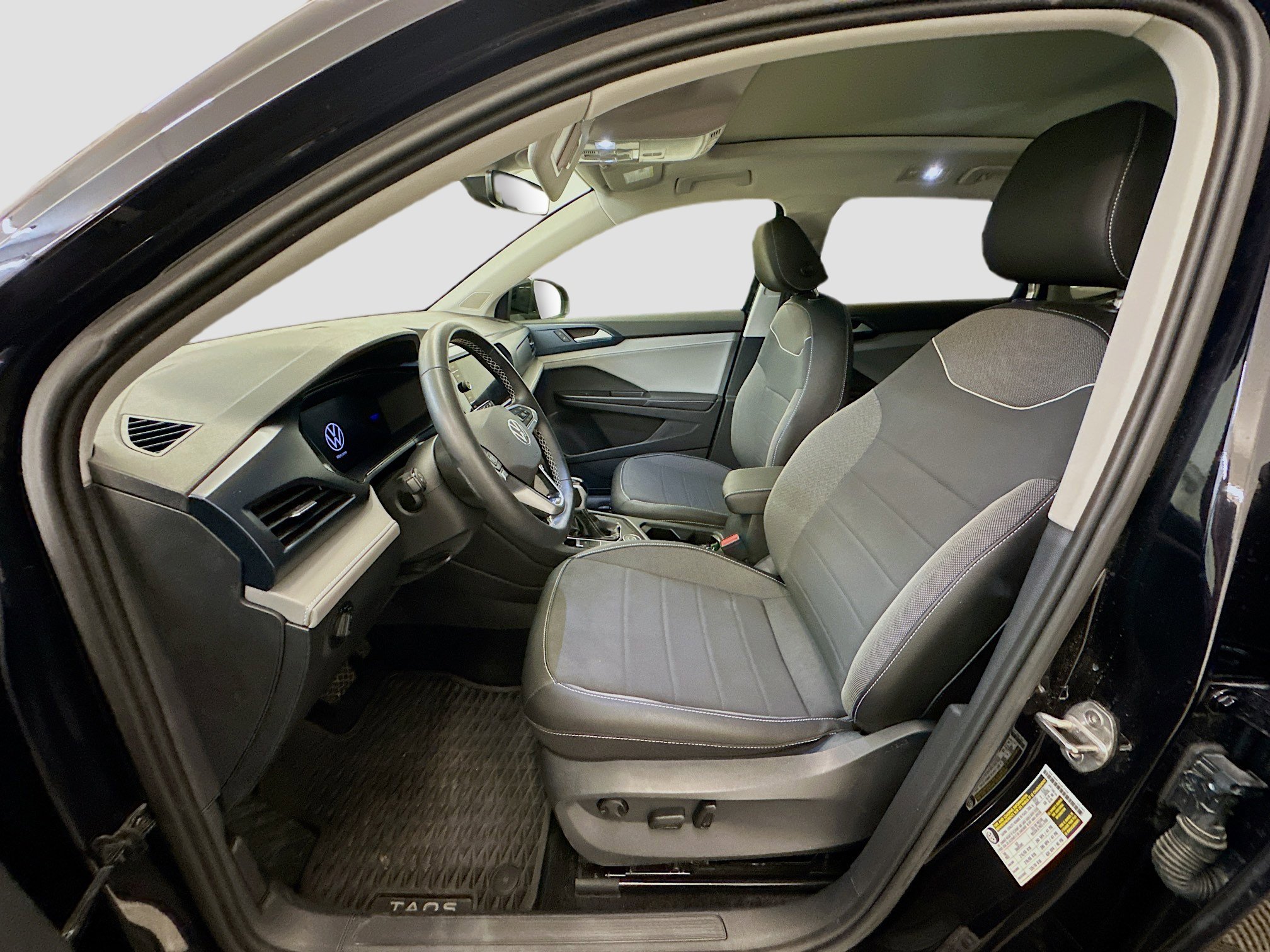 Used 2024 Volkswagen Taos SE w/ Panoramic Sunroof Package image 13