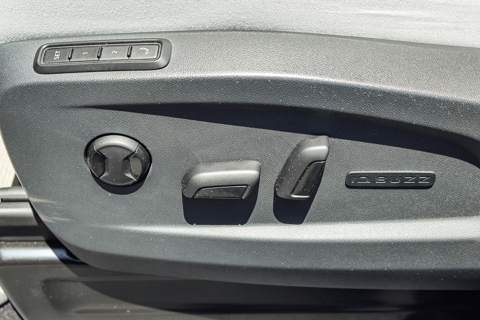 Used 2025 Volkswagen ID. Buzz 1st Edition AWD/4WD image 14