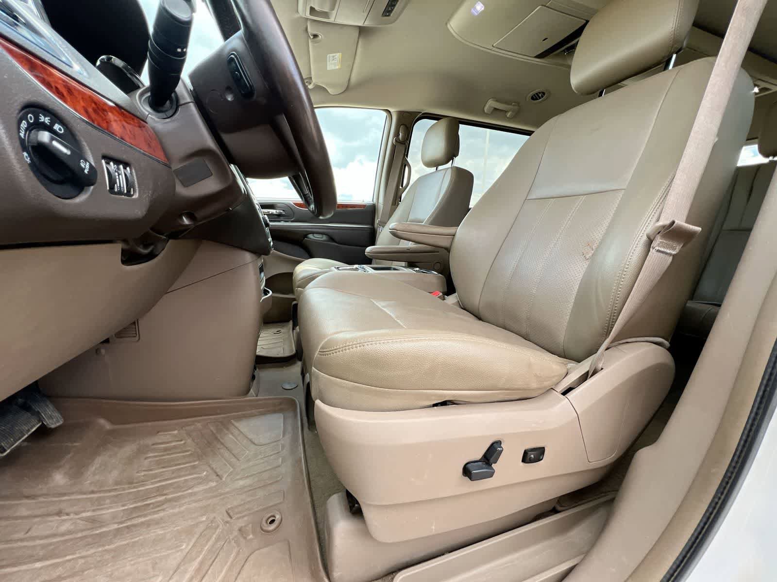 Used 2015 Chrysler Town & Country Touring-L w/ Driver Convenience Group FWD image 16