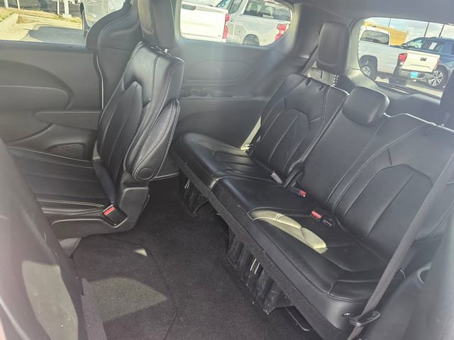 Used 2025 Chrysler Pacifica Select image 15