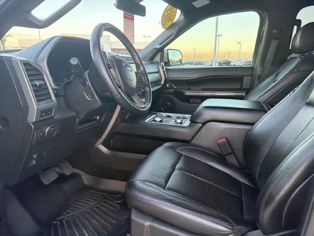 Used 2019 Ford Expedition XLT w/ Equipment Group 202A AWD/4WD image 26