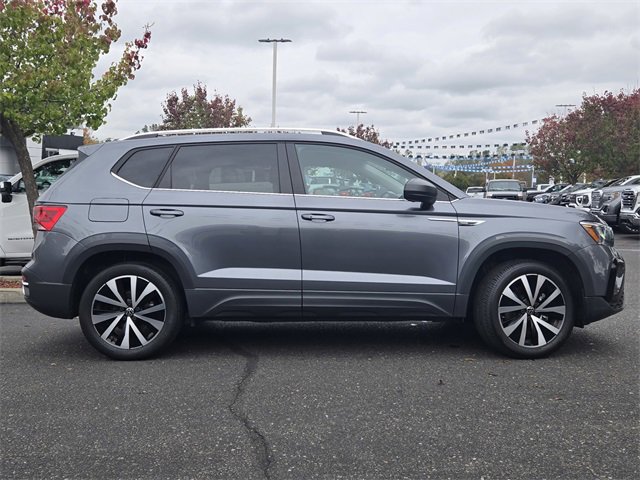 Used 2022 Volkswagen Taos SE w/ Panoramic Sunroof Package image 3