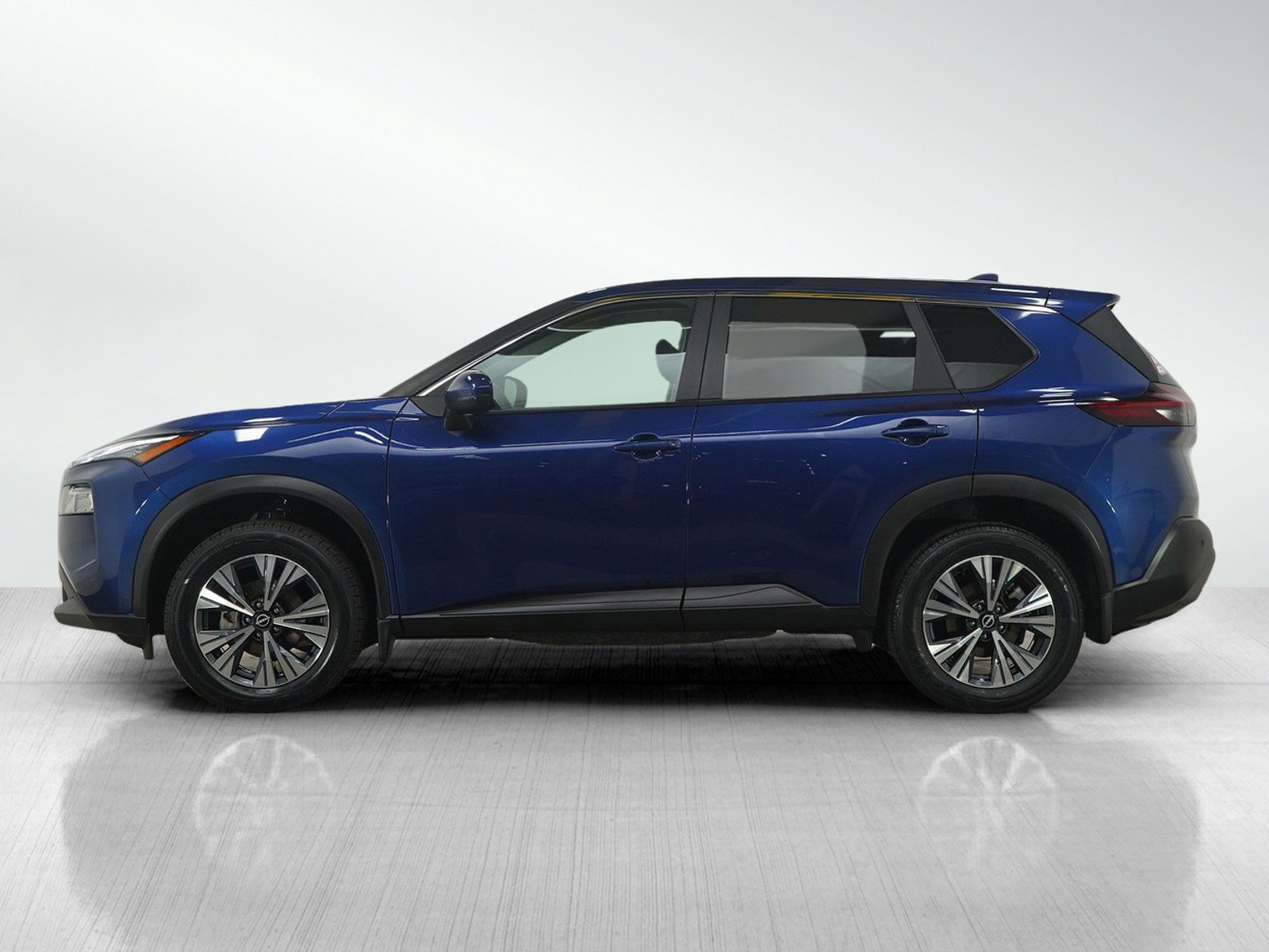 Used 2022 Nissan Rogue SV image 2