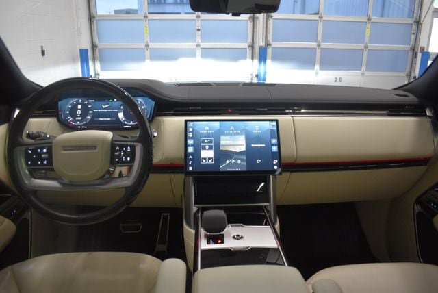 Used 2025 Land Rover Range Rover SE AWD/4WD image 5