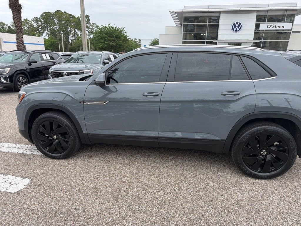 Certified 2025 Volkswagen Atlas Cross Sport SE w/ Panoramic Sunroof Package AWD/4WD image 4