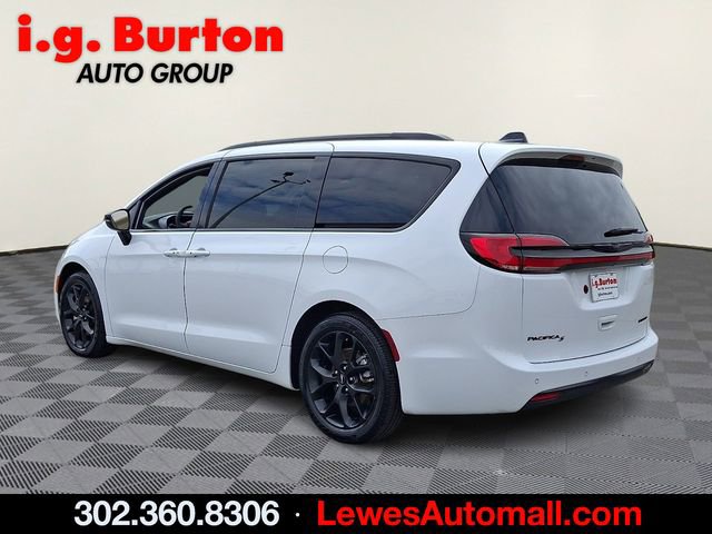 Used 2025 Chrysler Pacifica Limited image 4
