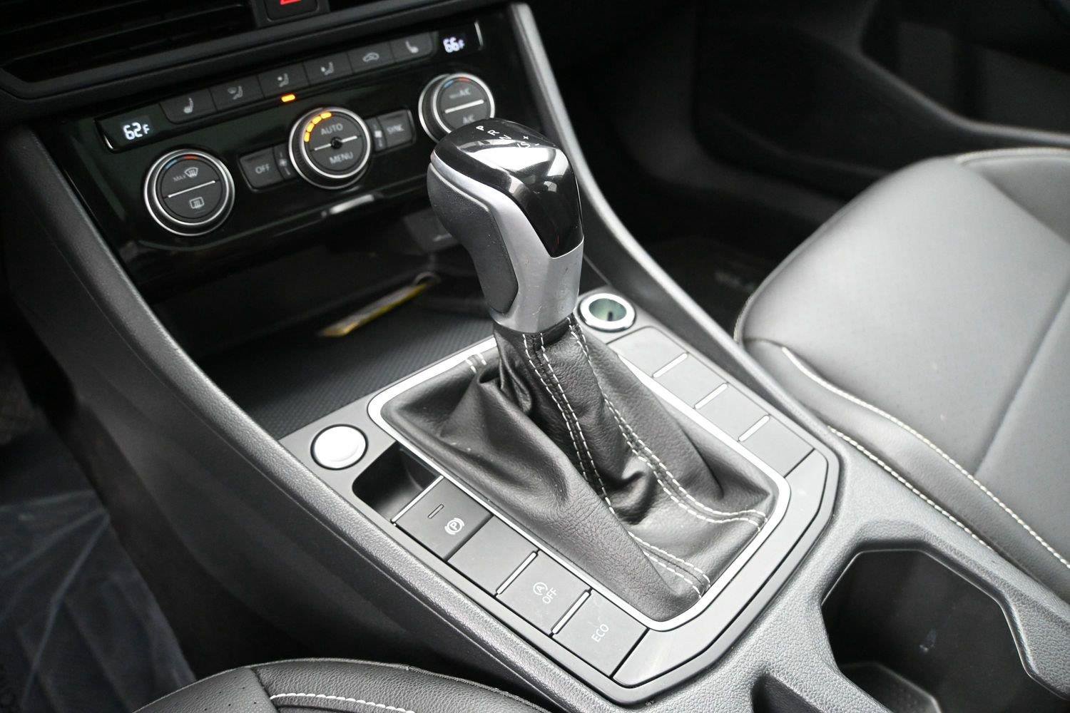 Used 2023 Volkswagen Jetta SE w/ Panoramic Sunroof Package FWD image 5