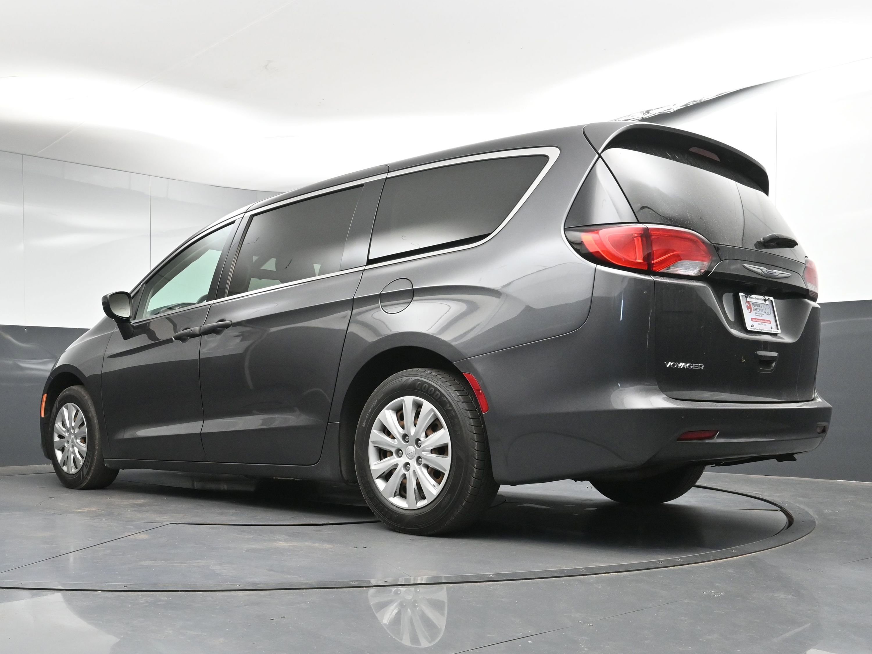 Used 2020 Chrysler Voyager L image 27