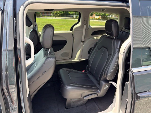 Used 2023 Chrysler Pacifica Touring-L AWD/4WD image 14