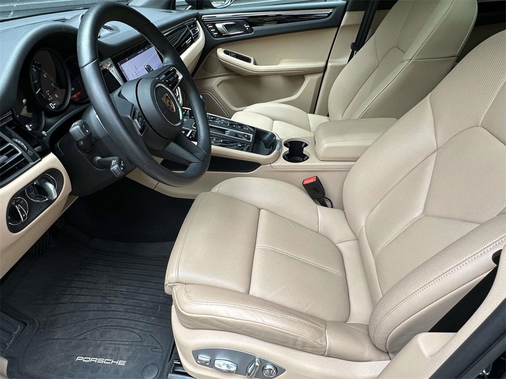Certified 2025 Porsche Macan image 18