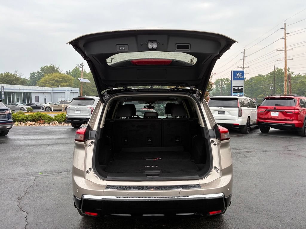 Used 2024 Nissan Rogue Platinum FWD image 11