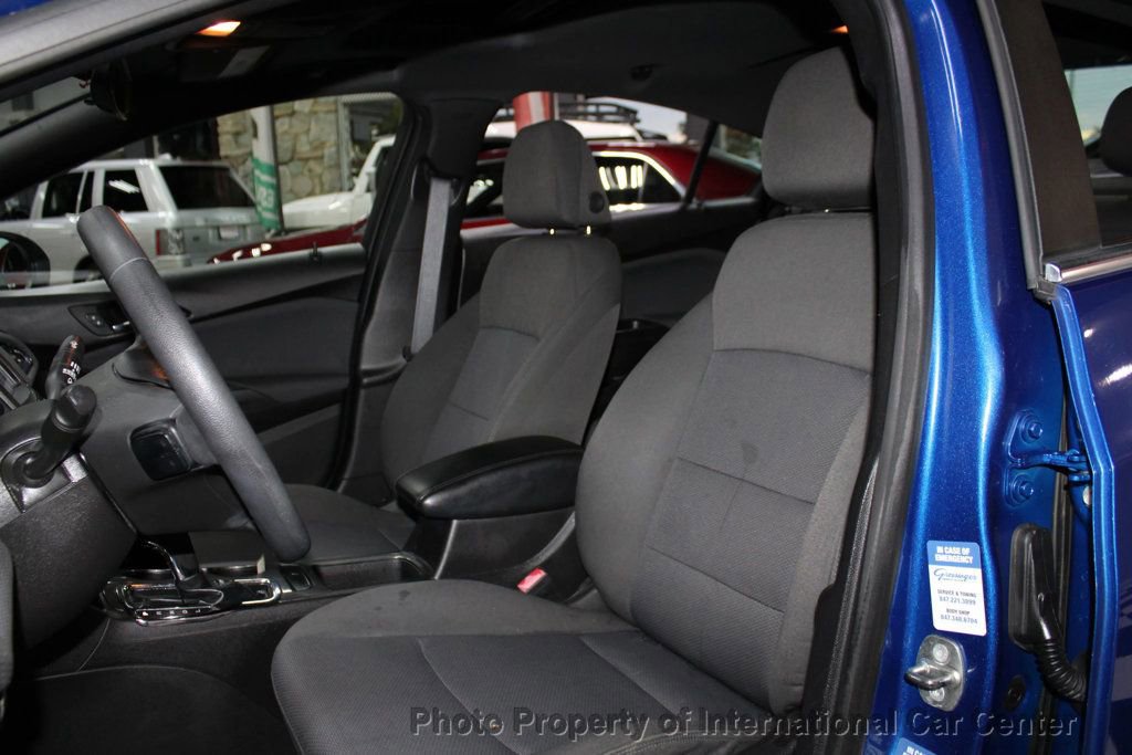 Used 2018 Chevrolet Cruze LT w/ Sun And Sound Package image 11
