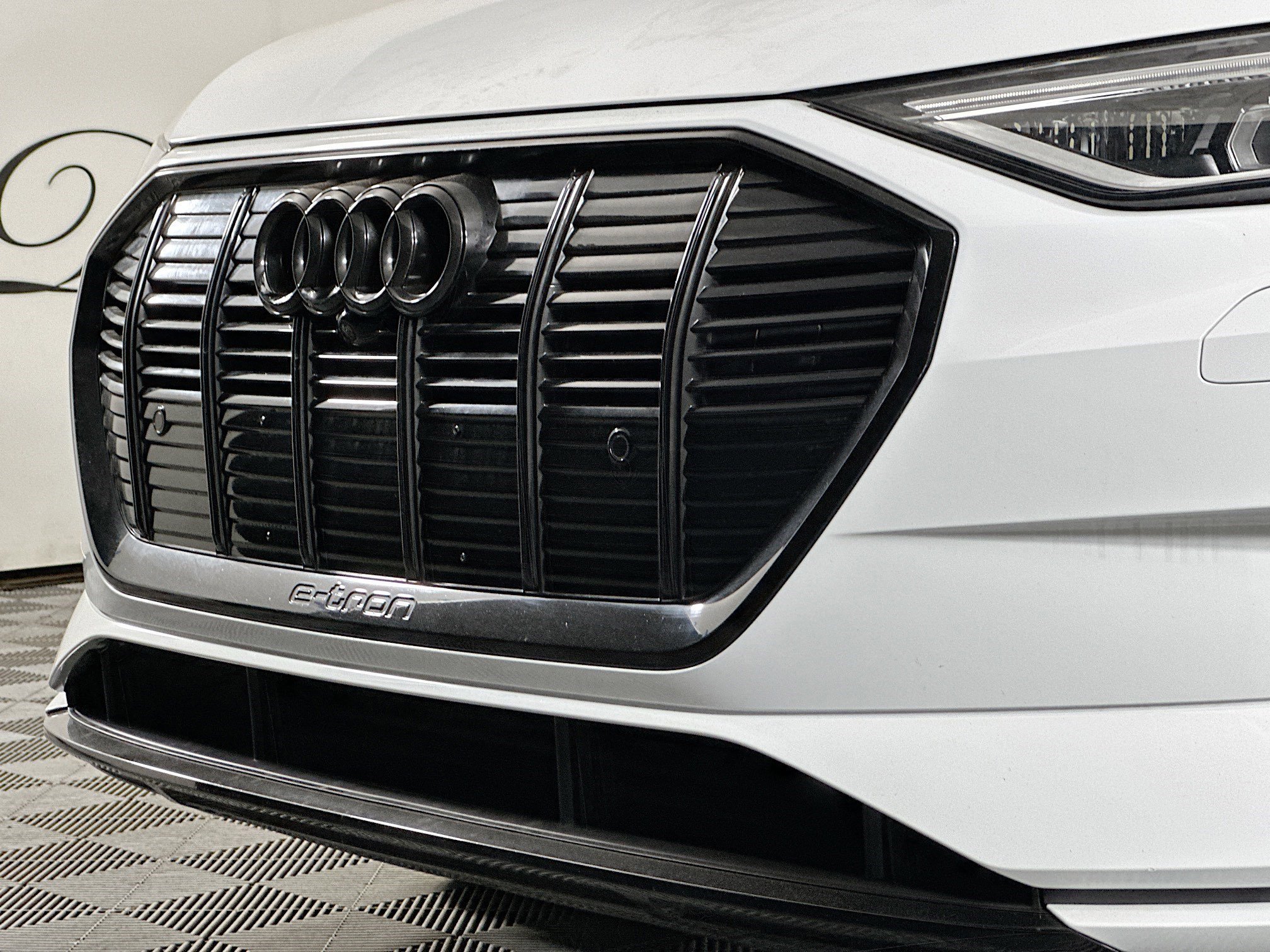 Used 2022 Audi e-tron Premium w/ Convenience Plus Package image 34