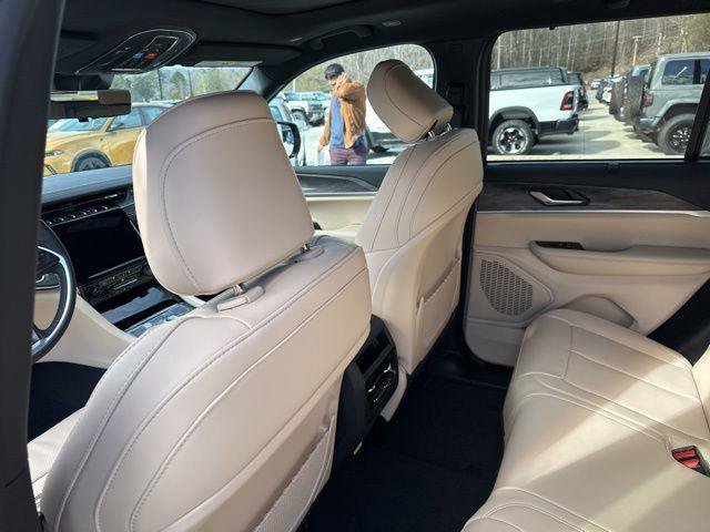 New 2025 Jeep Grand Cherokee Limited w/ Luxury Tech Group II image 25