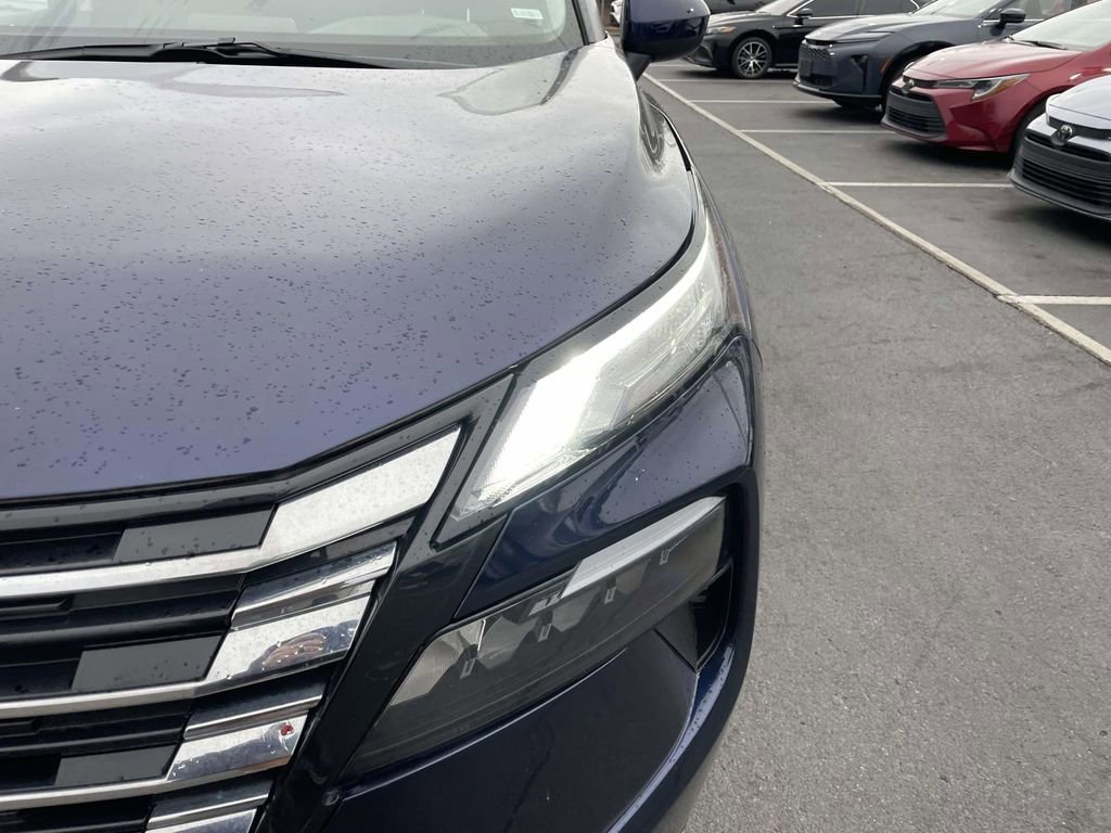 Used 2025 Nissan Rogue SV w/ SV Premium Package image 17