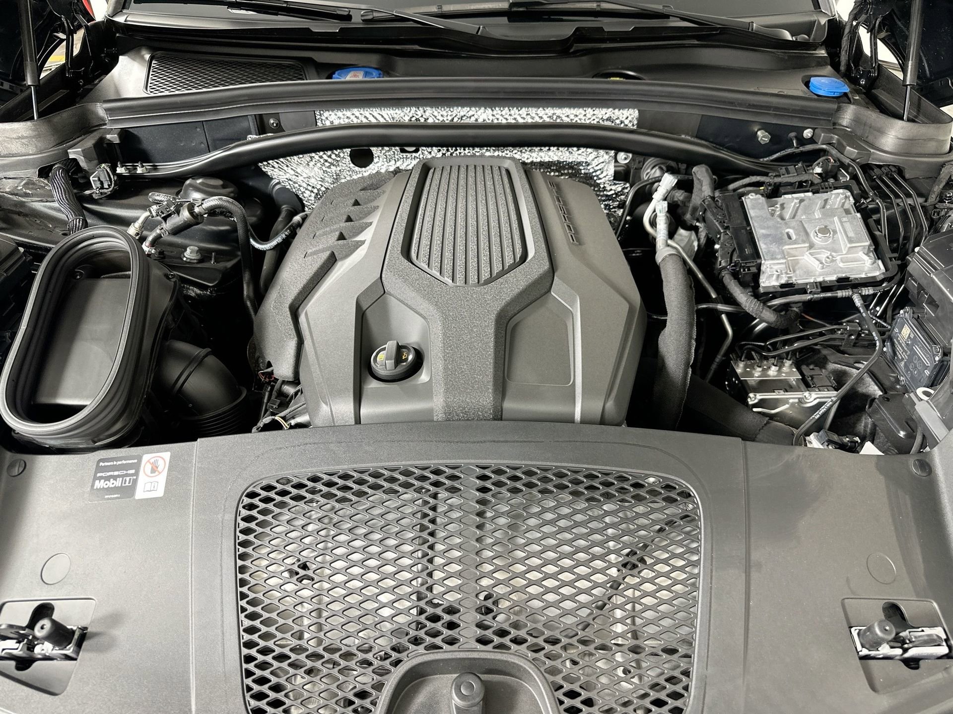 Certified 2025 Porsche Macan image 38