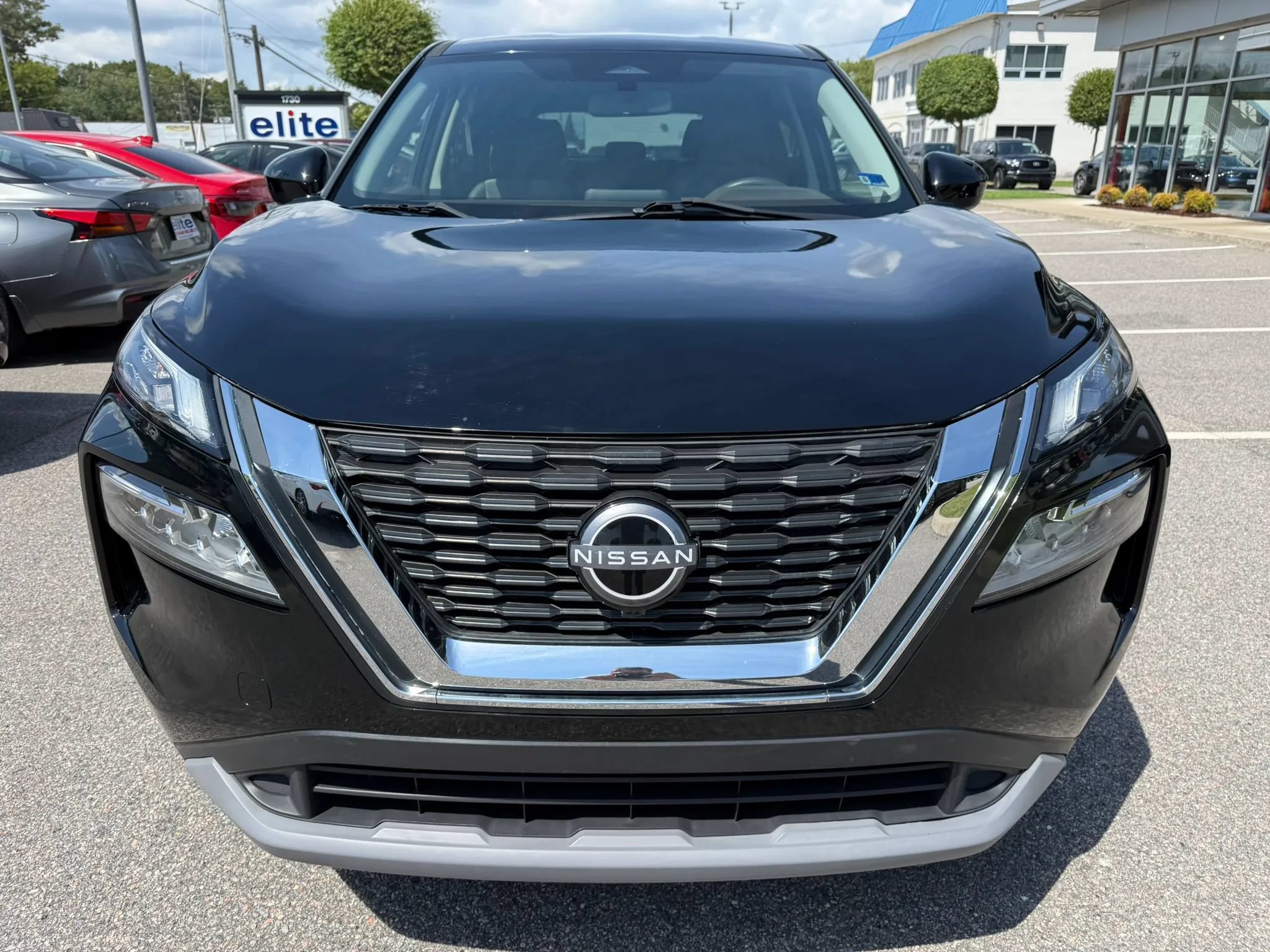 Used 2023 Nissan Rogue SV AWD/4WD image 2