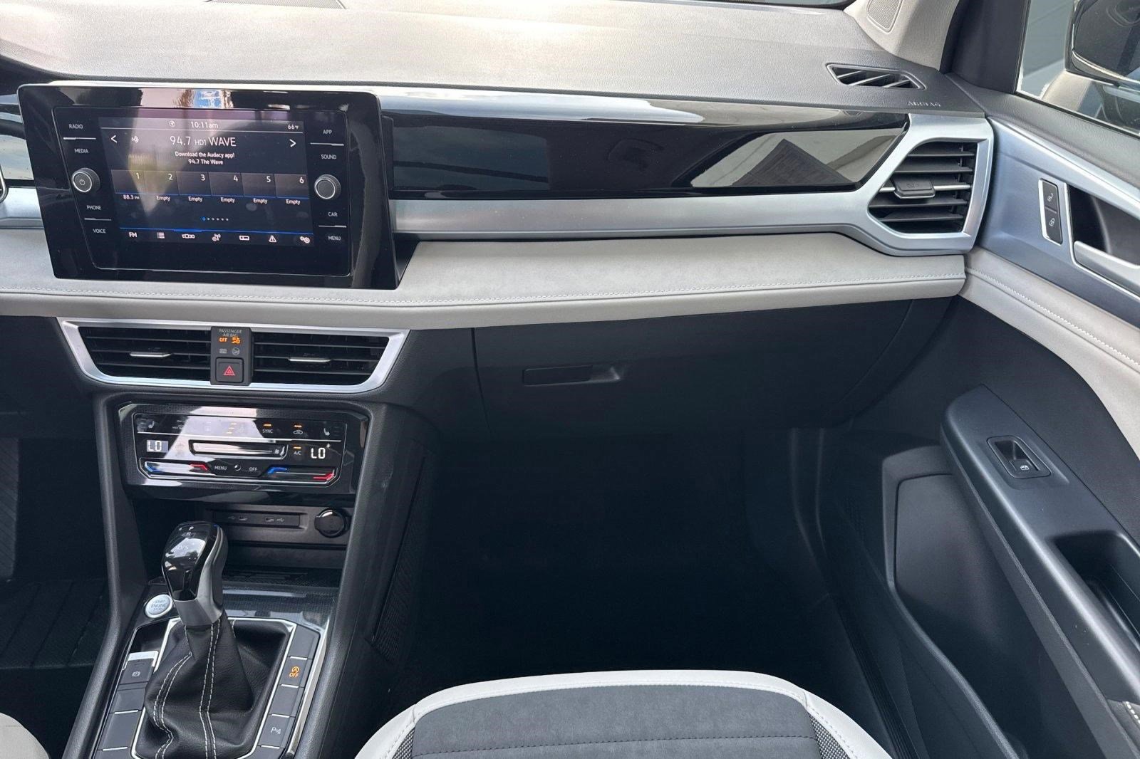 Used 2025 Volkswagen Taos SE w/ Panoramic Sunroof Package image 28