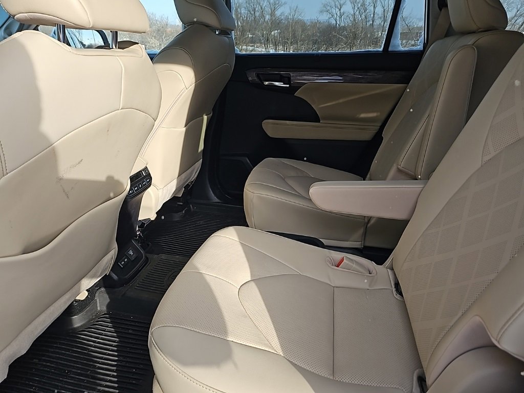 Used 2023 Toyota Highlander Platinum image 2
