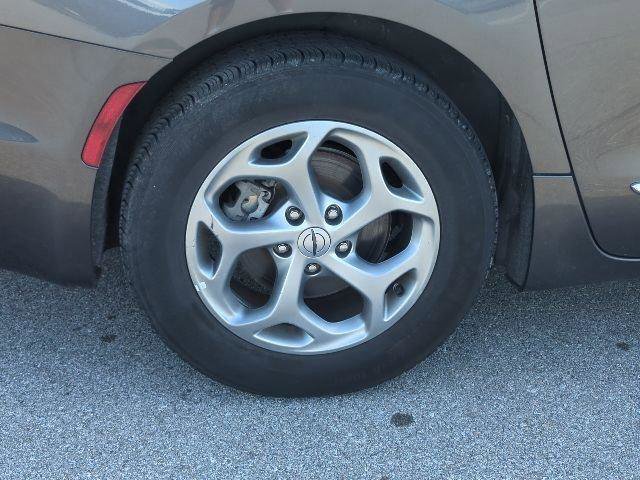 Certified 2023 Chrysler Pacifica Limited FWD image 36