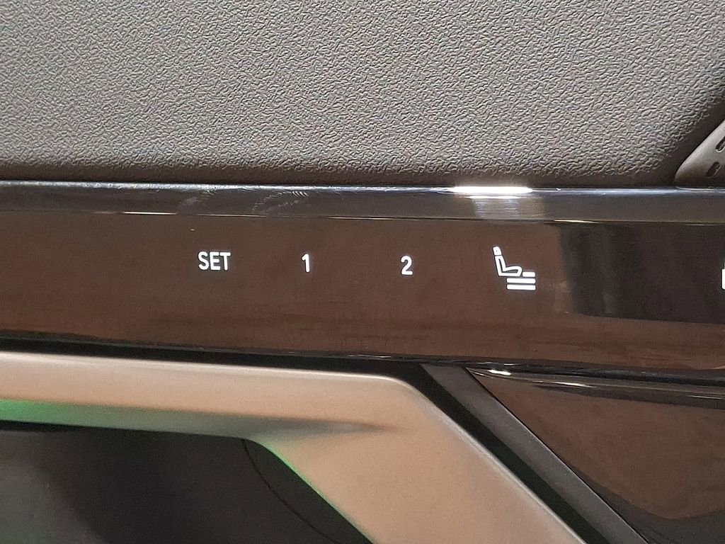 Used 2025 BMW 530i xDrive w/ M Sport Package image 25