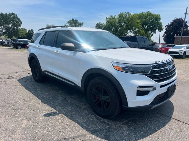 Used 2021 Ford Explorer XLT w/ Equipment Group 202A AWD/4WD image 3