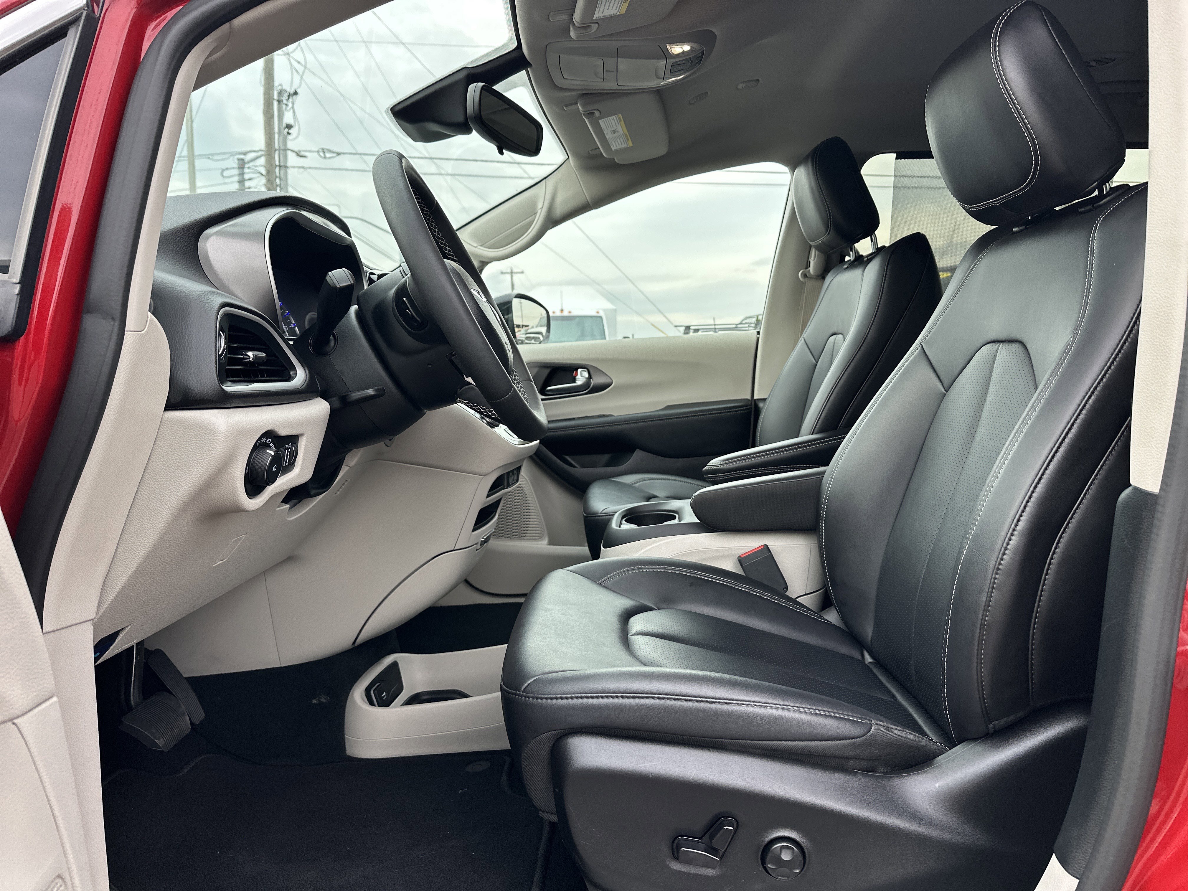 Used 2024 Chrysler Pacifica Touring-L image 9