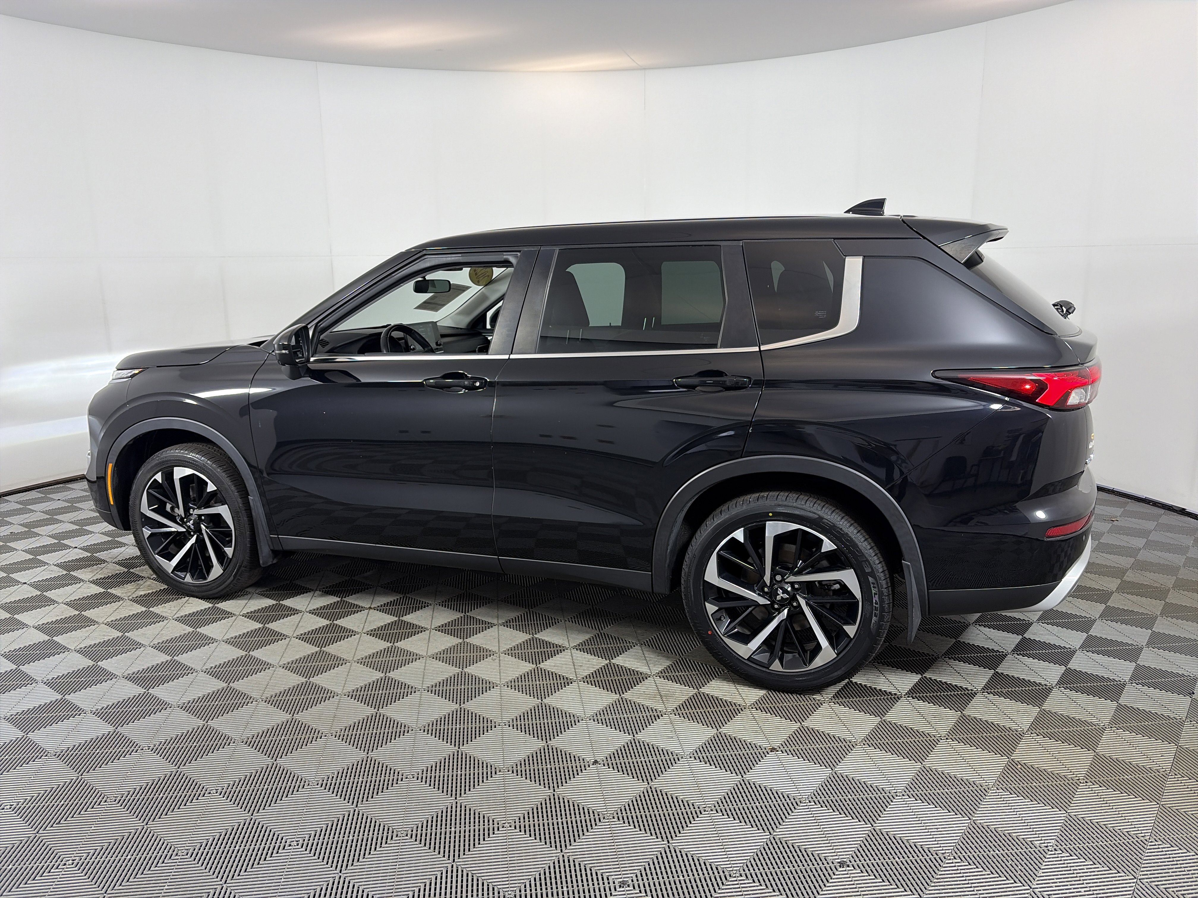 Used 2022 Mitsubishi Outlander SE image 9