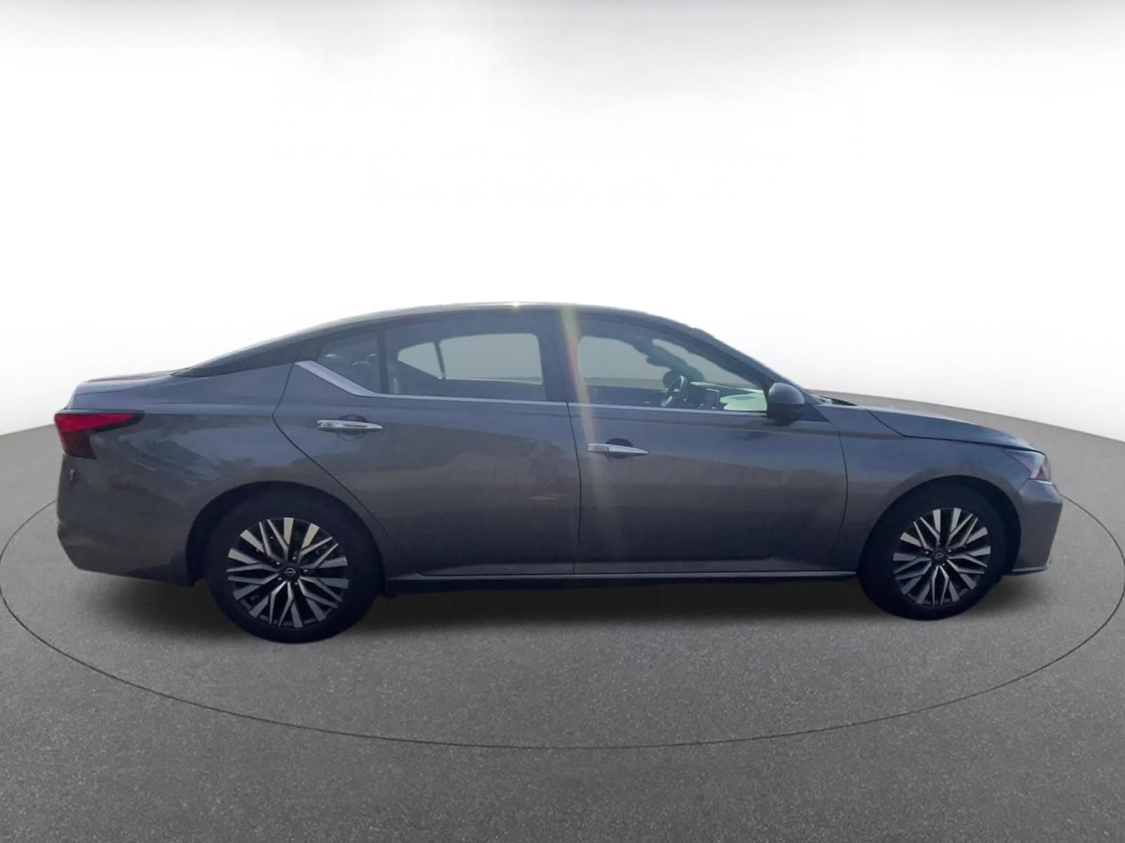 Used 2025 Nissan Altima 2.5 SV FWD image 13
